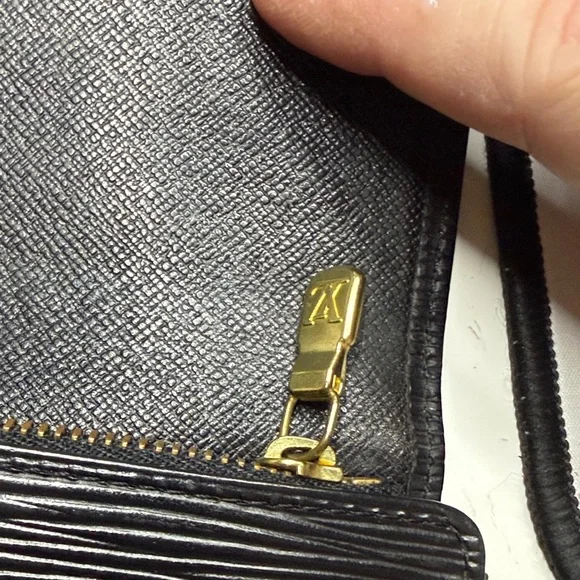 Louis Vuitton Black Epi Sarah Wallet - Picture 8 of 9